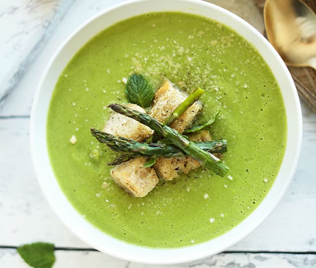Creamy asparagus and pea soup